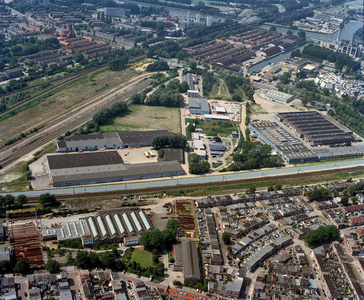 844669 Luchtfoto van industrieterrein Cartesiusweg te Utrecht, uit het noordoosten. Op de voorgrond de spoorlijn ...